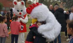 Chasse aux œufs 2023 : un lapin et une poule géante avec les enfants dans le Parc Malraux © Ville de La Madeleine